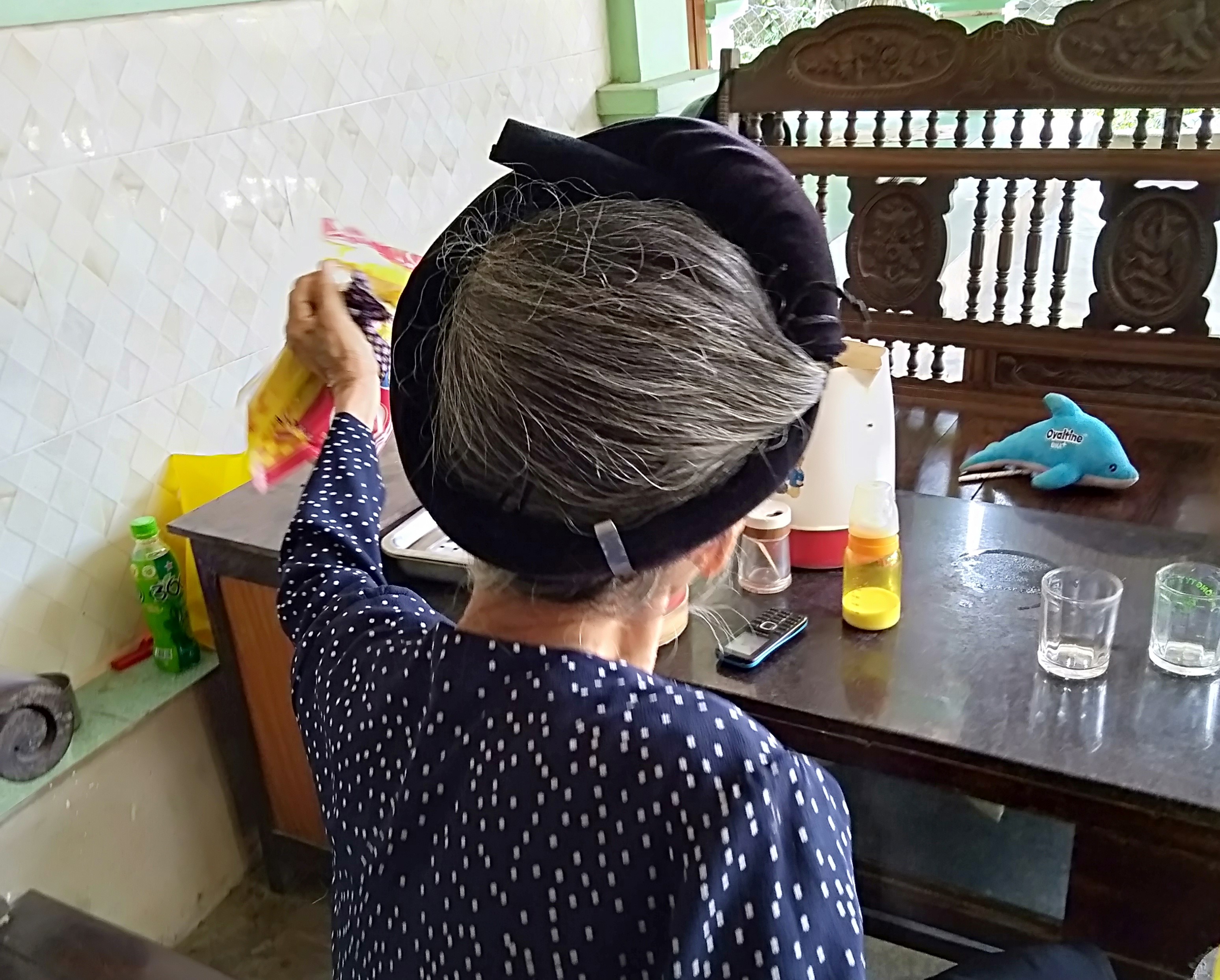 Khăn đội đầu, một nét đẹp của người phụ nữ Việt Nam xưa đang thành dĩ vãng